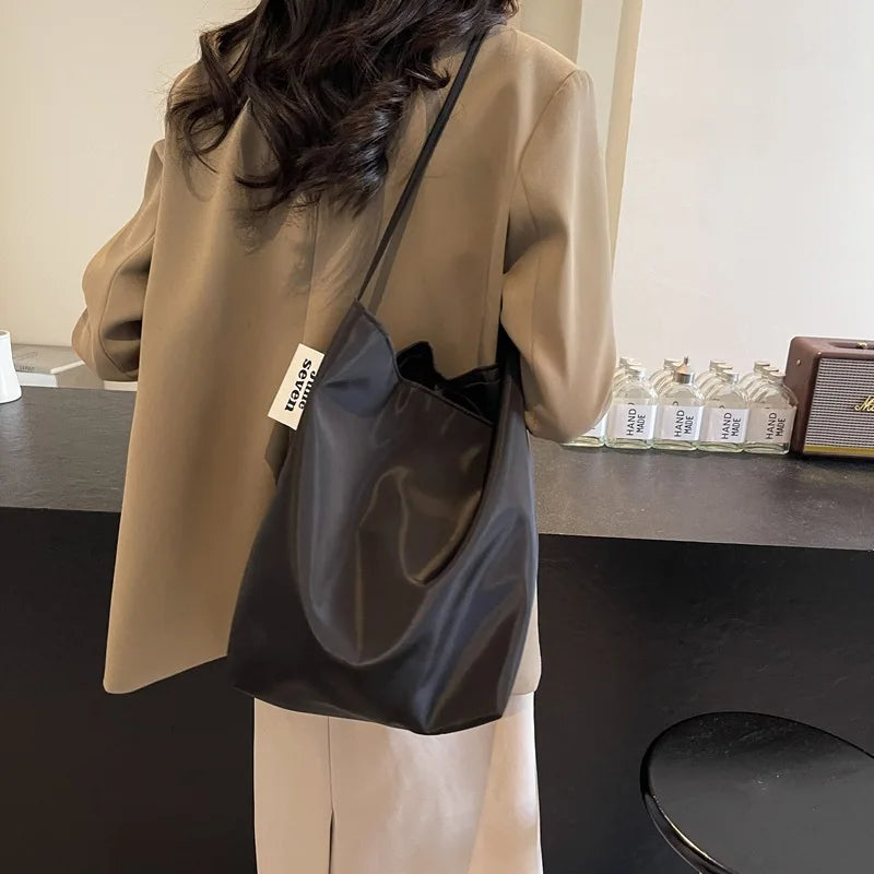 Minimalist and lazy style tote shoulder bag, women's large capacity armpit bag, student class bucket bag, retro shopping bag