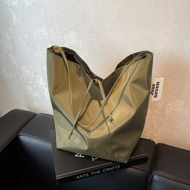 Minimalist and lazy style tote shoulder bag, women's large capacity armpit bag, student class bucket bag, retro shopping bag